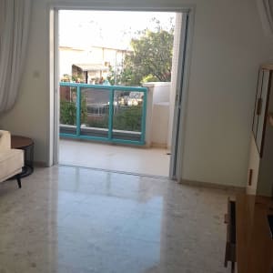 רצפה נקייה ומרפסת פתוחה עם אור טבעי