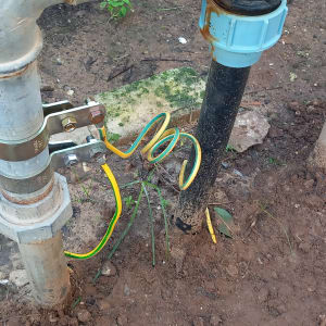 צינור מתכת עם חיבורי חשמל ואדמה