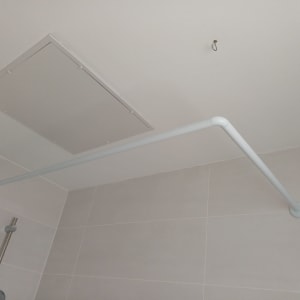 מוט תלייה לתקרה בחדר אמבטיה