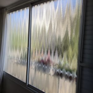 חלון זכוכית עם דוגמה מטושטשת