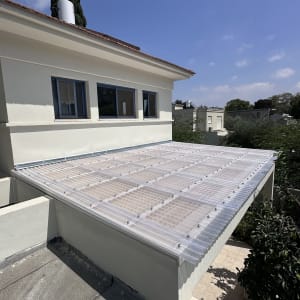 התקנת לוחות סנטף גליים ושקופים לקירוי פרגולה