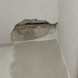 קיר עם טיח מתקלף ותיקון צבע