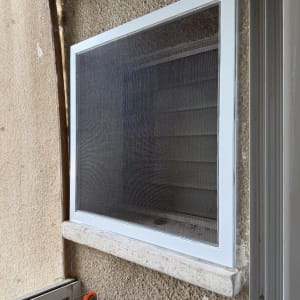 מסגרת חלון עם רשת נגד יתושים