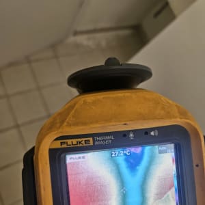 מצלמה תרמית מציגה תמונה צבעונית על מסך