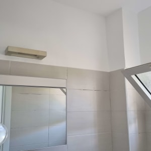 חדר אמבטיה עם קירות צבועים ומראה