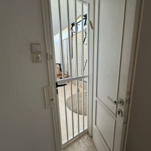 דלת פתוחה עם סורגים לבנים