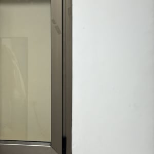 חלון אלומיניום מותקן בקיר לבן