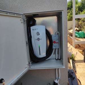 מטען לרכב חשמלי מותקן בקיר עם כבלים