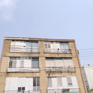 בניין מגורים עם חלונות ותריסים סגורים