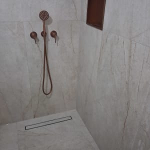 מקלחת עם אריחים וברזים מודרניים