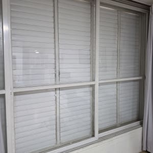 חלון זכוכית גדול עם מסגרת אלומיניום לבנה ותריסים
