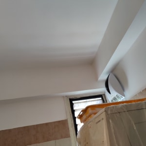 תקרה וקירות צבועים בלבן עם מגש צבע צהוב