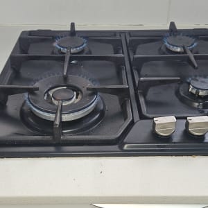 כיריים גז עם להבות כחולות במטבח