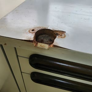 חיתוך עגול בשיש מטבח עם חלודה