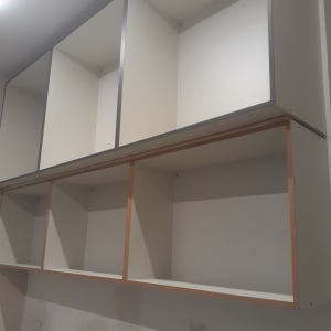 ארונות מטבח ריקים מוכנים לניקוי