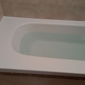 אמבטיה עם חיפוי קירות קרמיקה