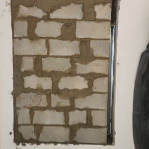 קיר בלוקים בבנייה עם טיח טרי