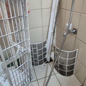 חלקי מתכת וקרמיקה בחדר אמבטיה