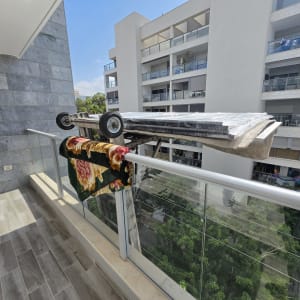 מנוף הרמה על מרפסת בניין מגורים
