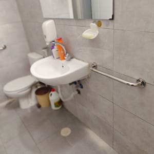 כיור עם ברז, סבון נוזלי ומתקן אחיזה