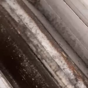 תמונה של חלק פנימי של מזגן עם לכלוך ואבק