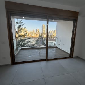 מרפסת עם רצפה נקייה ונוף עירוני