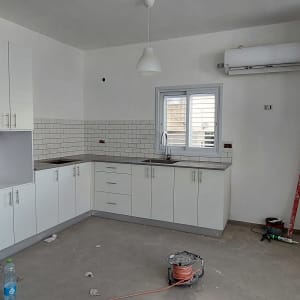 מטבח עם כיור אלומיניום וברז מתכת