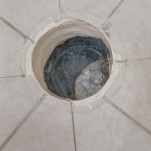 חור ברצפת קרמיקה עם תיקון מסביב