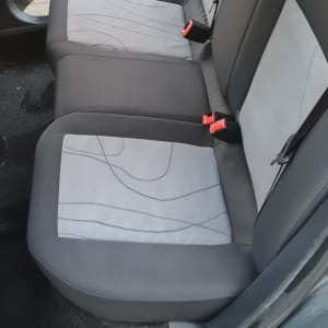 מושבי רכב נקיים לאחר ניקוי יסודי