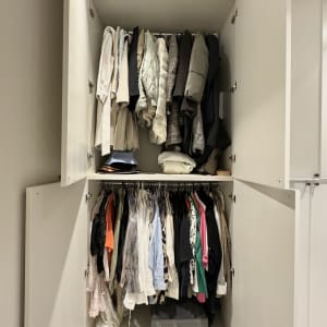 ארון בגדים פתוח עם בגדים תלויים ומקופלים