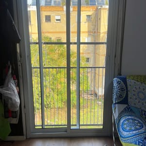 חלון אלומיניום עם מסגרת ומסילה