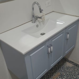 כיור עם ארון ותשתית מים בחדר אמבטיה