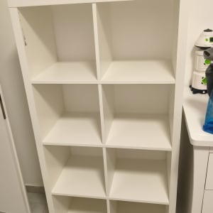 מדף לבן עם שמונה תאים ריקים בחדר