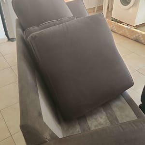 כריות ספה חומות מונחות על ספה במטבח