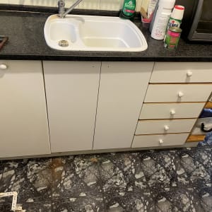 ארונות מטבח לבנים עם ידיות עגולות