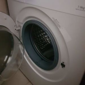 מכונת כביסה פתוחה עם דלת זכוכית