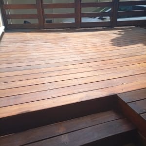 דק עץ עם מעקה עץ בגינה