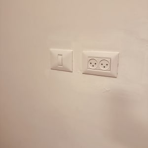 שקעי חשמל ומתג על קיר