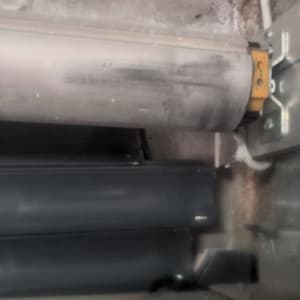 תמונה של מנגנון תריסים עם גלגלת ומסגרת מתכת