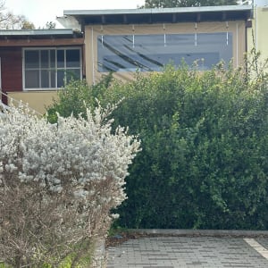 מרפסת עם סוכך חיצוני שקוף