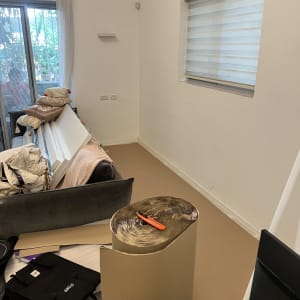 חומרים וכלים לצביעה בחדר מגורים