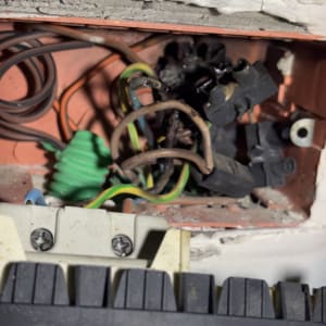 חוטי חשמל ותיבת חיבורים חשמלית