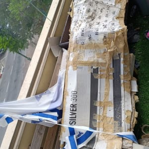 אריזת קרטון עם דגל ישראל על מרפסת