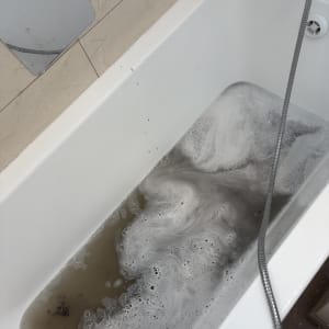 אמבטיה עם מים מלוכלכים וקצף