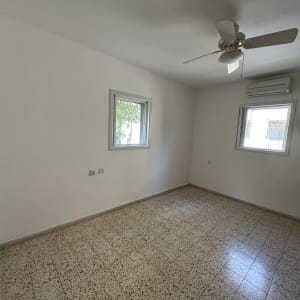 חדר ריק עם קירות צבועים ותקרה עם מאוורר