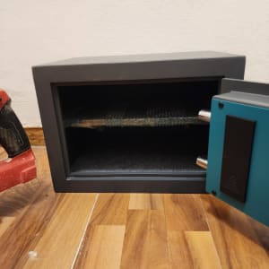 כספת פתוחה על רצפת עץ עם דלת פתוחה