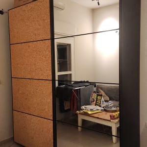 ארון עם דלתות מראה וחפצים על גבי שולחן