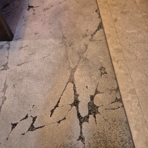 שטיח עם דוגמת סדקים על רצפת אריחים