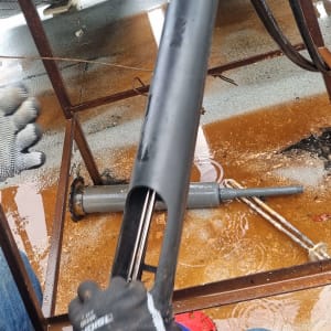 אדם עם כפפות מתקין חלק בדוד שמש