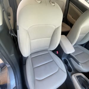 מושב רכב נקי עם ריפוד בהיר